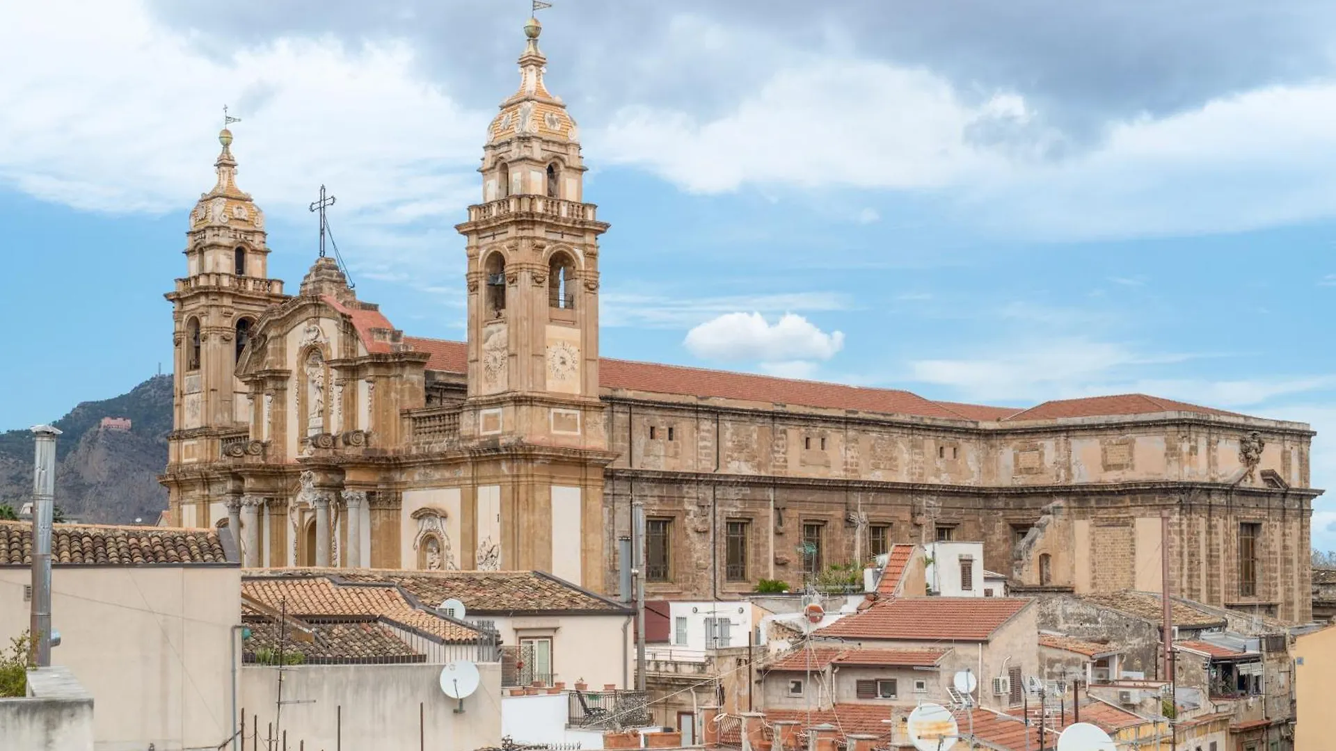 Large Historic Apt In Palermo location